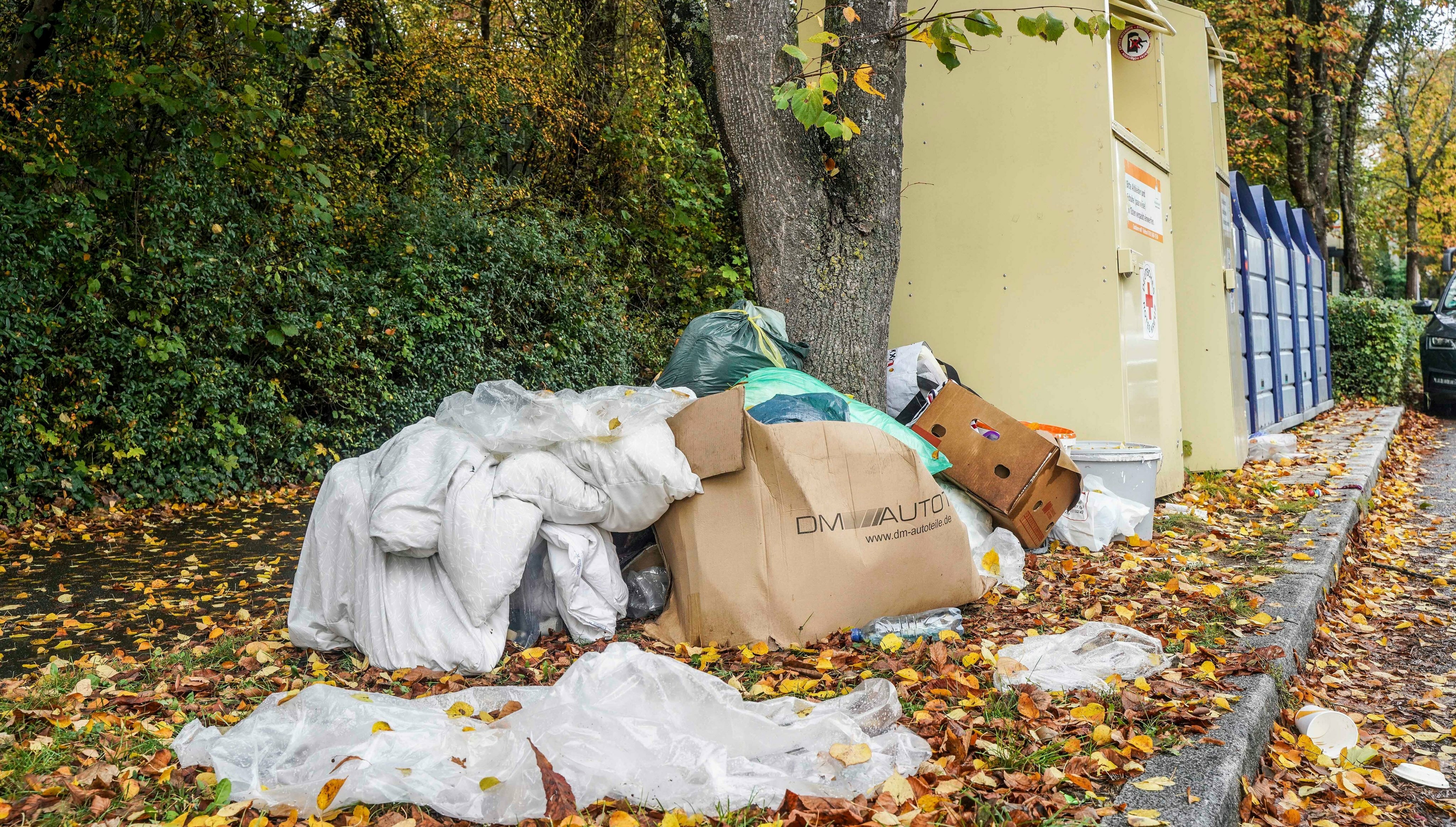 Wilder Müll in der Gutenbrunnstraße im Hinterweil. Oft nutzen die Verursacher den Schutz der Dunkelheit, um Abfälle illegal abzuladen.