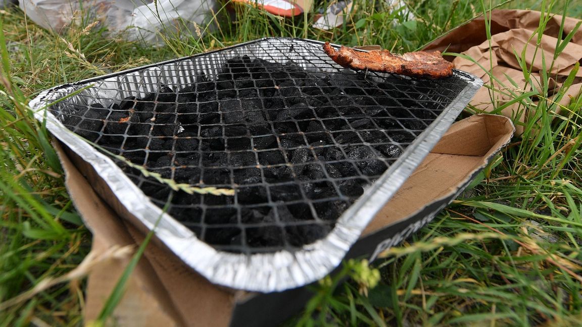 Der Absatz von Einweggrills hat stark zugenommen. (Archivbild)