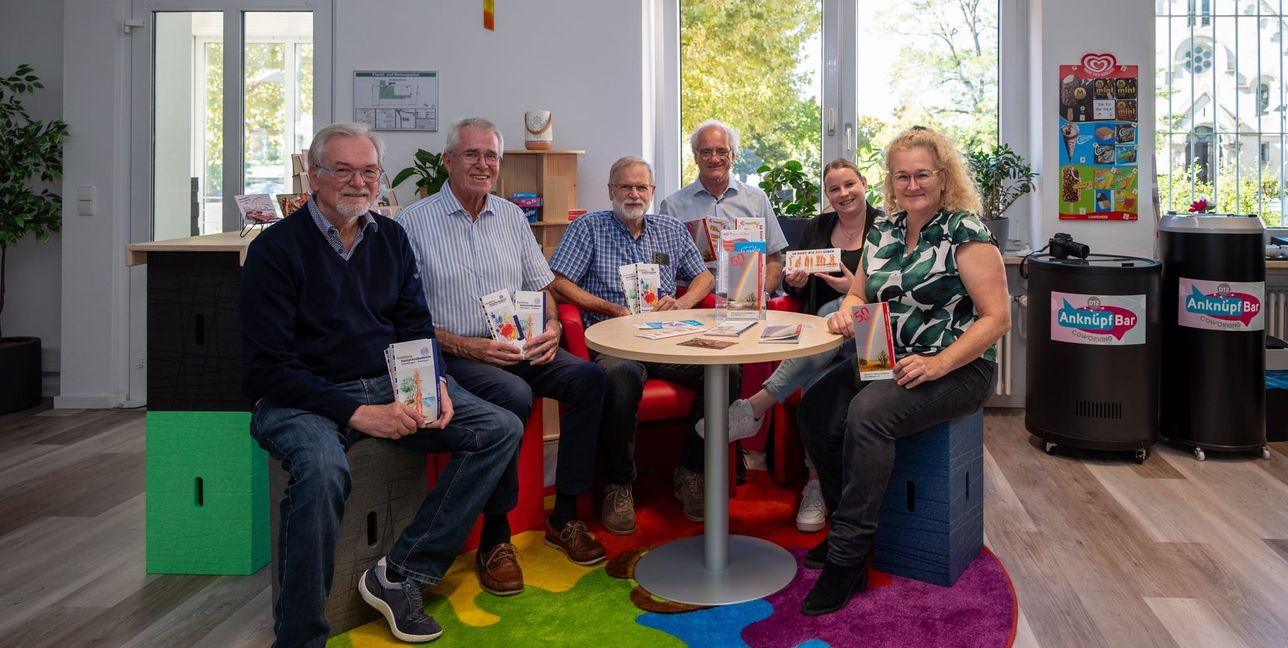 Von links: Michael Breidthardt, Franz Kugler und Klaus Michalski (alle Goldberg-Seniorenakademie) sowie Harald Sterzinger, Antonia Schneider und Dr. Ute Reuter (KEB) präsentieren das neue Programm.