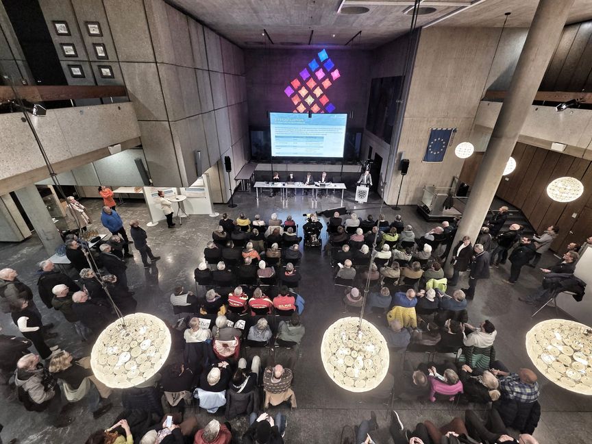 Infoabend zum Badezentrum im Rathaus-Foyer.