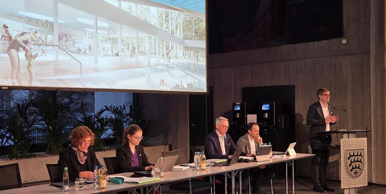 Die Verwaltung präsentiert ihre Vorschläge. Oberbürgermeister Markus Kleemann (rechts) führt ins Thema ein.