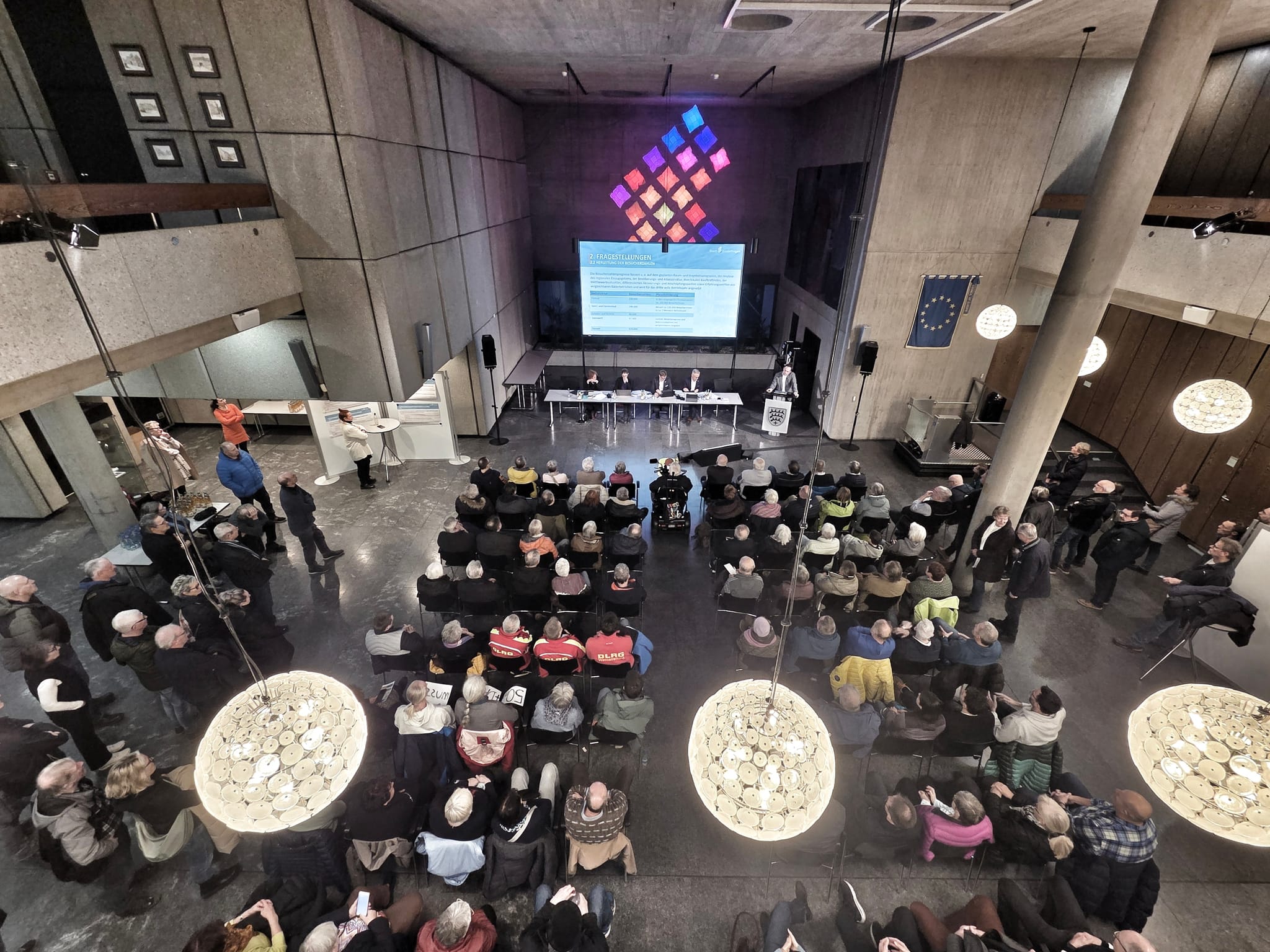 Infoabend zum Badezentrum im Rathaus-Foyer.