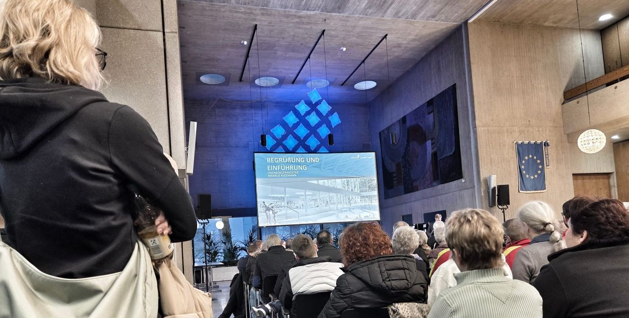 Die Präsentation beginnt. Erst wird es still, dann wird gemurmelt. Das Thema weckt Emotionen.