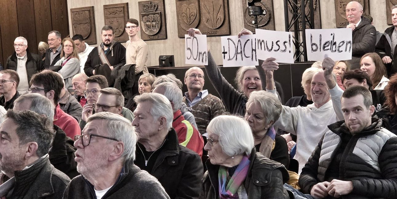 An dieser Stelle im Publikum gibt es das klare Bekenntnis zum 50 Meter-Becken und zur markanten Dachkonstruktion des heutigen Bads.