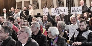 An dieser Stelle im Publikum gibt es das klare Bekenntnis zum 50 Meter-Becken und zur markanten Dachkonstruktion des heutigen Bads.