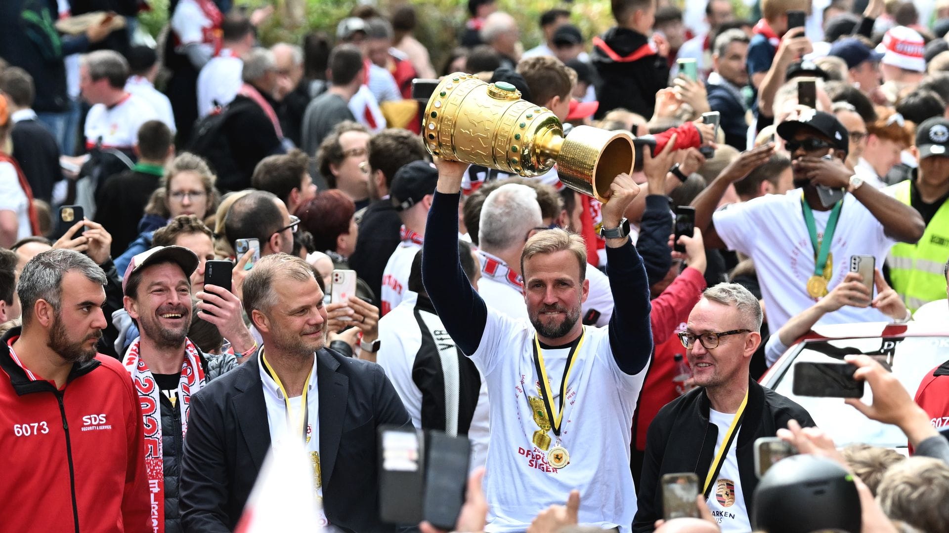 Feierten 2025 den DFB-Pokalsieg: Stuttgarts Erfolgstrio Wohlgemuth, Hoeneß und Wehrle (v.l.-r). (Archivbild)