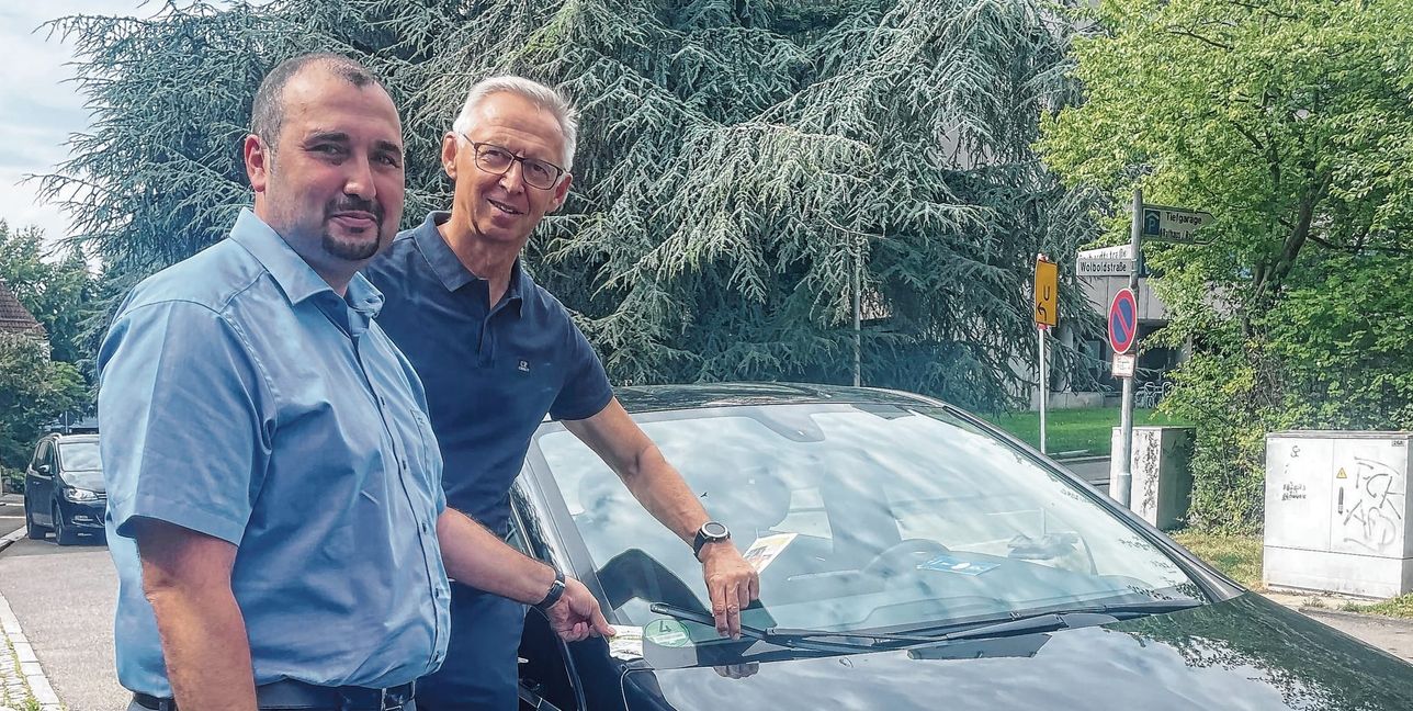 Ordnungsamtsleiter Mehmet Koc (links) und Erster Bürgermeister Christian Gangl informieren über die neue Kampagne: Wer gut parkt, wird mit Fruchtgummi und einem Kompliment belohnt. Falschparker bekommen zusätzlich zur Verwarnung einen Flyer, der über Parkverstöße und die möglichen Folgen informiert.