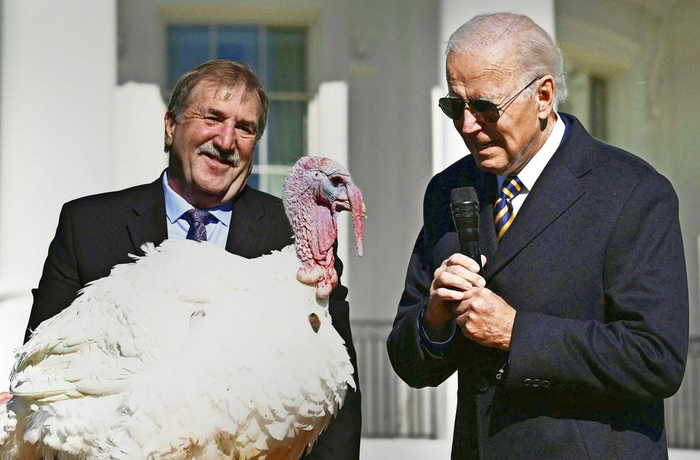 US-Präsident Joe Biden (re.) begnadigt Truthahn Chocolate.