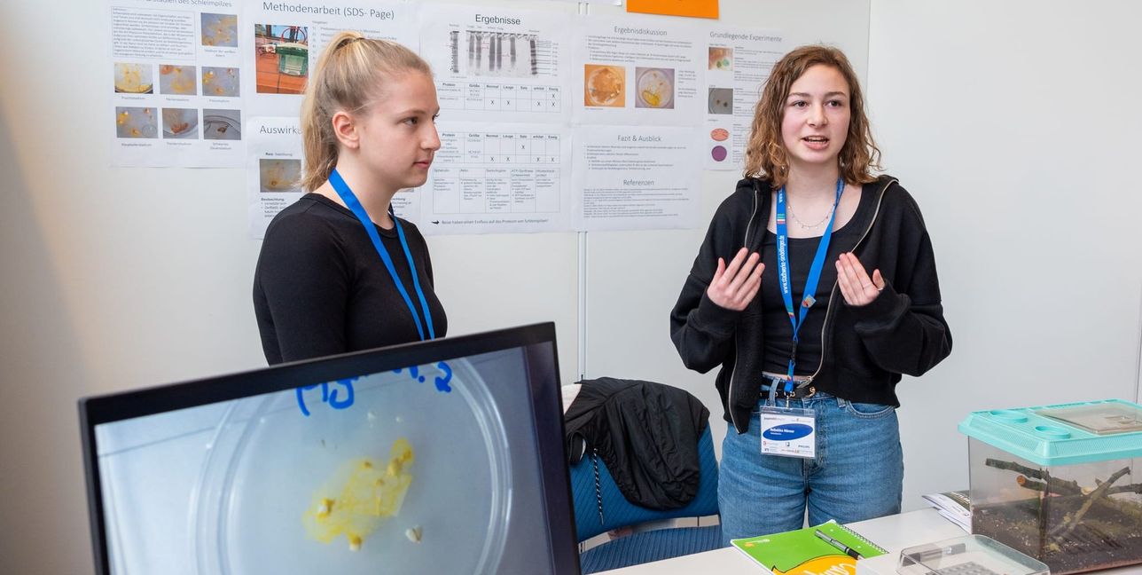 Saskia Böttinger und Rebekka Hörner vom Gymnasium Unterrieden waren mit ihrer Arbeit über Schleimpilze im letzten Jahr in der Kategorie „Biologie“  mit dabei.