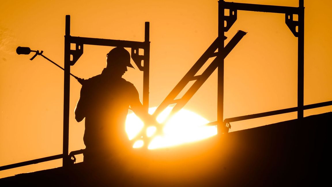 In der prallen Sonne besonders exponiert: Arbeiter auf dem Bau (Archivbild)