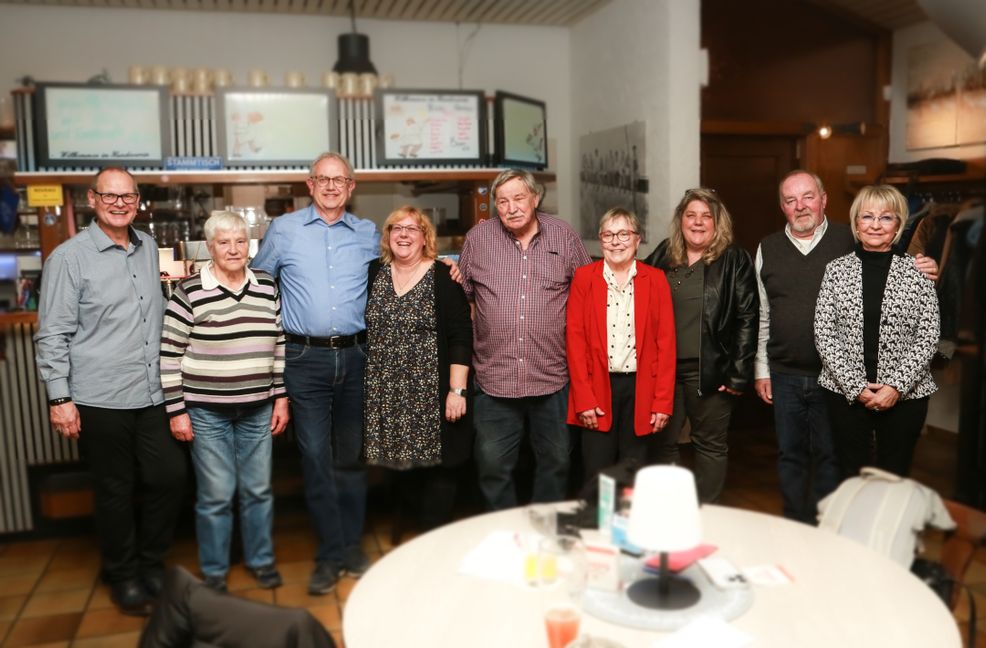 Die Magstadter Hundesportler Jürgen Eberle, Rita Dürrbaum, Eckhard Breitling, die neue Vorsitzende Sibylle Litzel, Otto Teufel, Elisabeth Protzer, Elke Harder, Ehrenvorstand Egon Steegmüller und seine Frau Tini Steegmüller (von links)