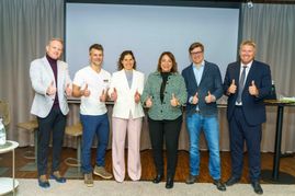 Die Gastgeber Bärbel Falkenberg-Bahr (dritte von rechts) und Claus Falkenberg (rechts) gemeinsam mit Markus Riehl, Roy Epple, Elisabeth Brandau und Dr. Björn Schittenhelm, die im Holzgerliner „Herzstück“ informative Kurzvorträge hielten.