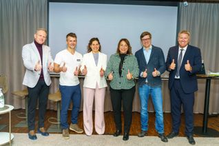 Die Gastgeber Bärbel Falkenberg-Bahr (dritte von rechts) und Claus Falkenberg (rechts) gemeinsam mit Markus Riehl, Roy Epple, Elisabeth Brandau und Dr. Björn Schittenhelm, die im Holzgerlinger „Herzstück“ informative Kurzvorträge hielten.
