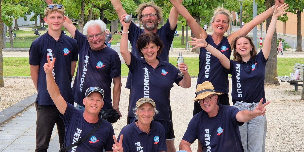 Das Pétanque-Team des VfL Sindelfingen feiert die Landesliga-Vizemeisterschaft in Ostfildern. Von links Béla Mössinger, Peter Bausch, Oliver Schmid, Frank Mössinger, Brigitte Bausch, Ulrich Spindler, Joachim Köhler, Ulrike Mössinger und Lily Herrmann. Auf dem Foto fehlt Klaus-Dieter Leonhardt, der zehnte Spieler der Sindelfinger Equipe.