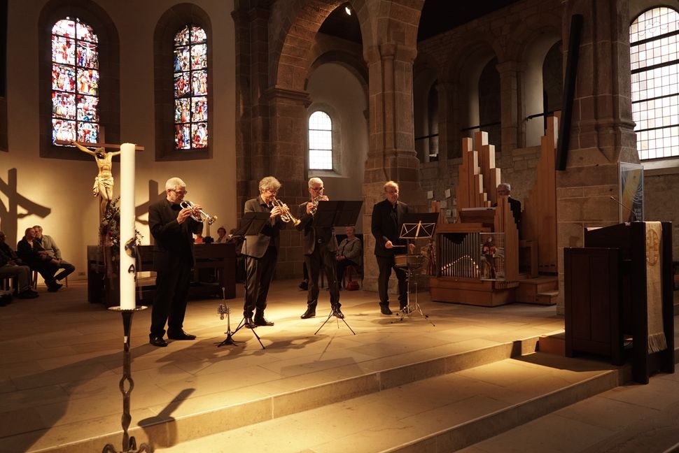 Das Trompetenensemble Stuttgart mit Uwe Arlt und Organist Andreas Gräsle beim Eröffnungskonzert der 32. Orgelreihe. Nur beim ersten Stück spielten die Musiker im Altarraum. Das Restprogramm absolvierten sie von der Empore aus. Bild: Heiden