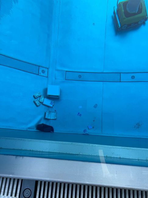 Am frühen Freitagmorgen befanden sich Tresor und andere Dinge noch auf dem Grund des Schwimmerbeckens.