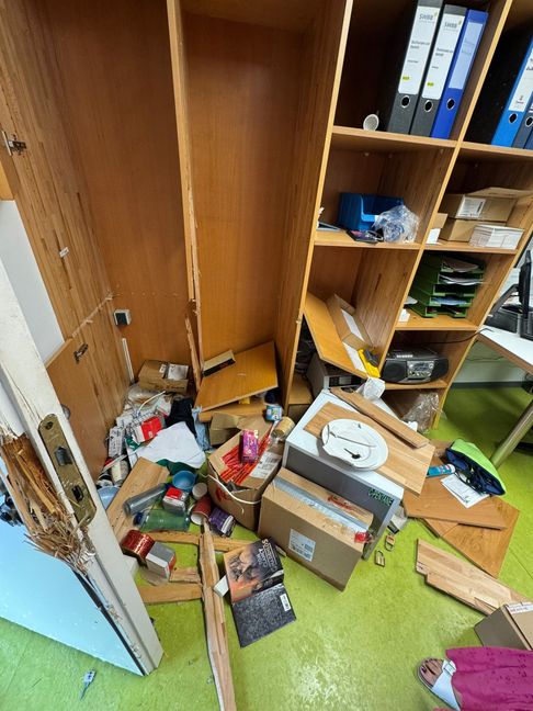 Die Einbrecher haben das Kassenhäuschen verwüstet.