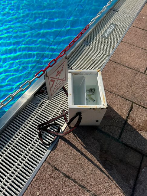 Freibad-Mitarbeiter holten den Tresor und weitere Gegenstände aus dem Becken.