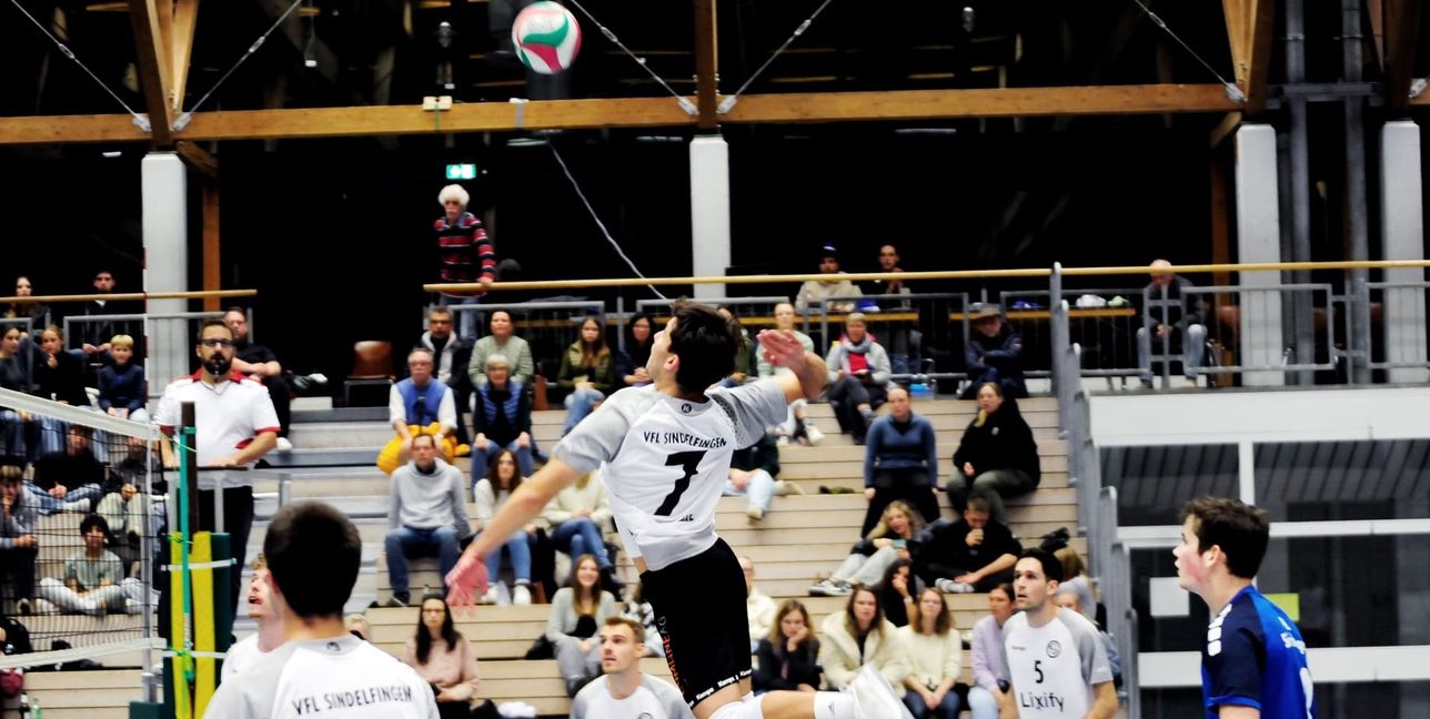 Nick Höschke und der VfL Sindelfingen spielen heute Abend in Eningen unter der Achalm.