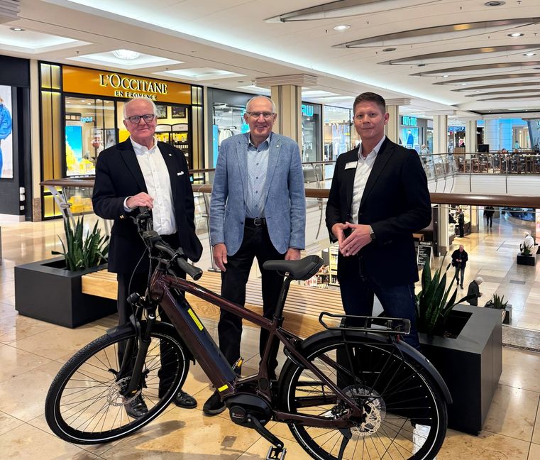 Von links: Dr. Andreas Beyer (Lions Club), Rainer Deim (Präsident Lions Club) und Andreas Pohl (Centermanager Breuningerland).