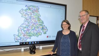 Auf unserem Foto: Landrat Roland Bernhard und die Leiterin des Gesundheitsamtes, Dr. Anna Leher, vor der interaktiven Cool Map des Landkreises Böblingen. Bild: z