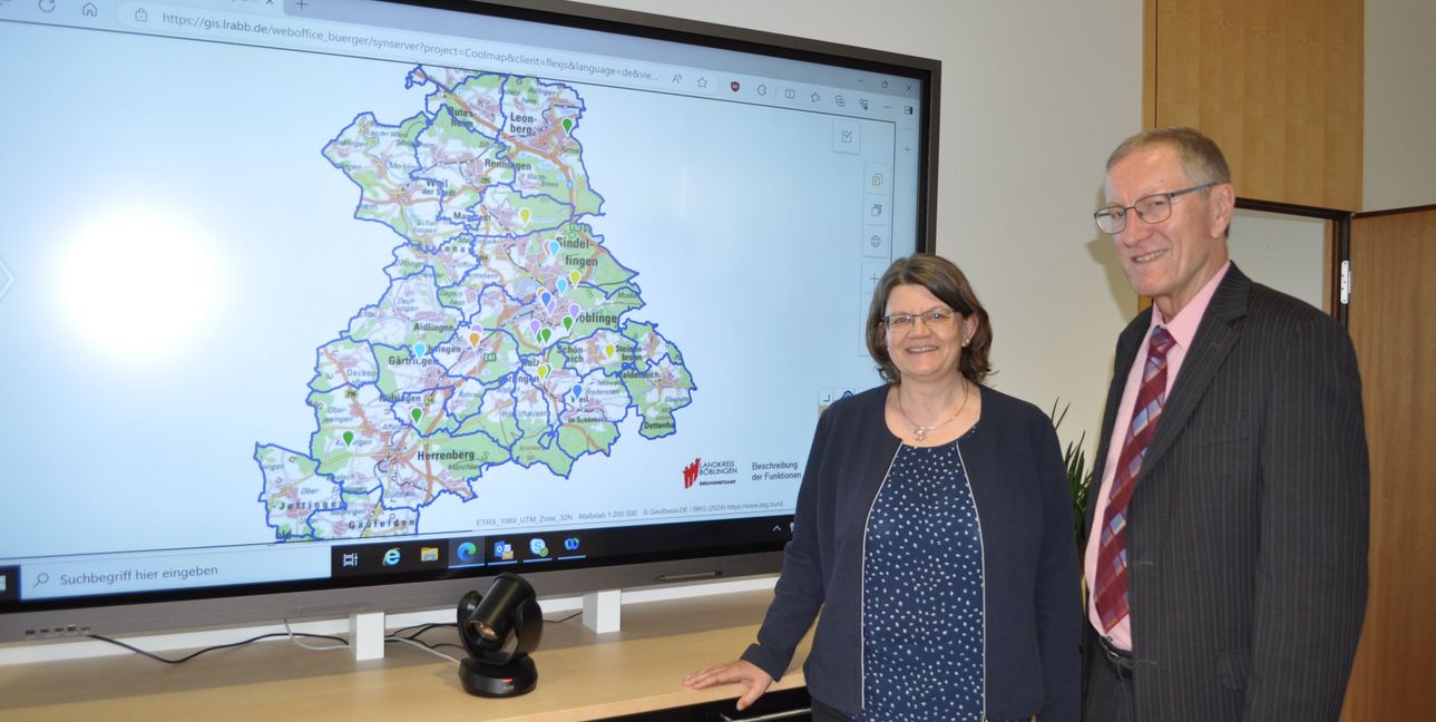 Auf unserem Foto: Landrat Roland Bernhard und die Leiterin des Gesundheitsamtes, Dr. Anna Leher, vor der interaktiven Cool Map des Landkreises Böblingen. Bild: z