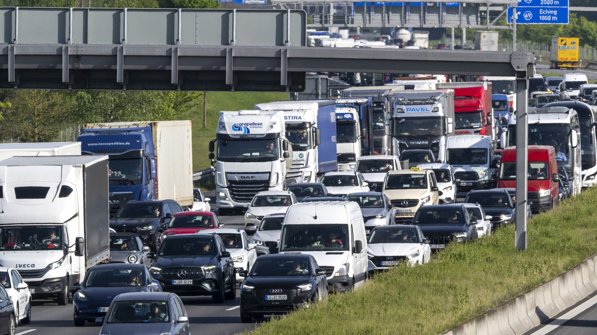 Reisende müssen sich auf volle Straßen einstellen. (Symbolbild)