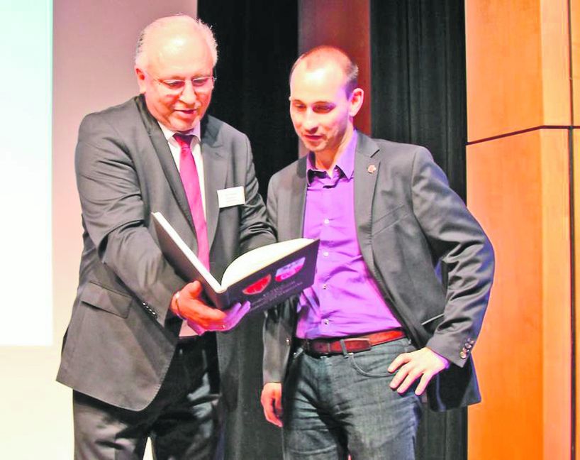 Gemeinsamer Blick in die Chronik: Böblingens OB Dr. Stefan Belz und sein Kollege aus Sömmerda, Ralf Hauboldt (links).  Bild: Frank Müller