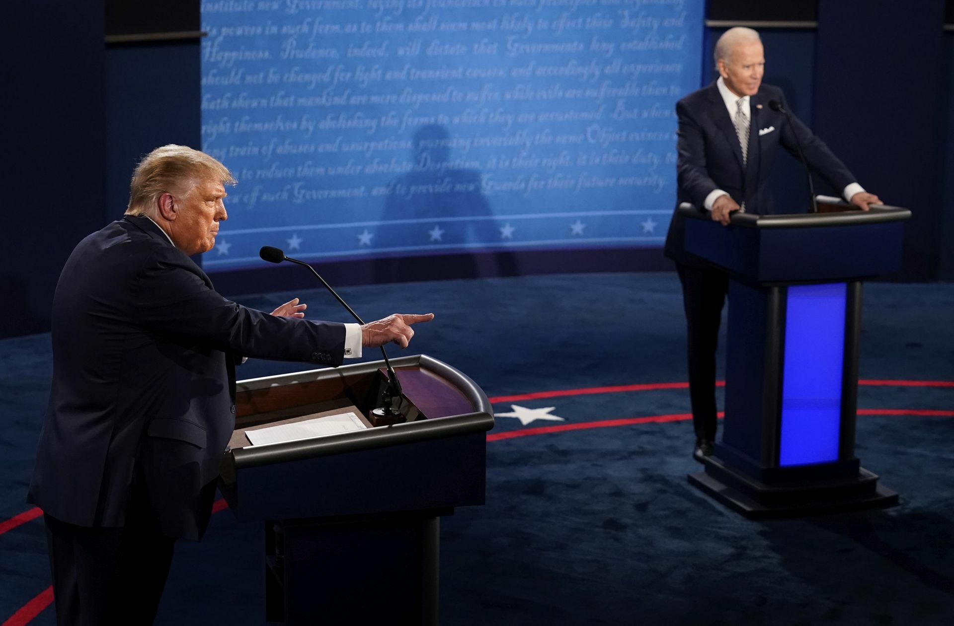 Amerika sitzt vor dem Fernseher und sieht im Duell mit Joe Biden (rechts) einen aggressiven Donald Trump.