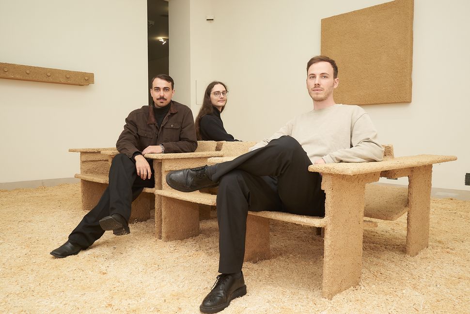 Nils Körner und Paul Ambros und Patrick Henry Nagel (von links)  in der Installation "Waiting Room"   Bild: Heiden