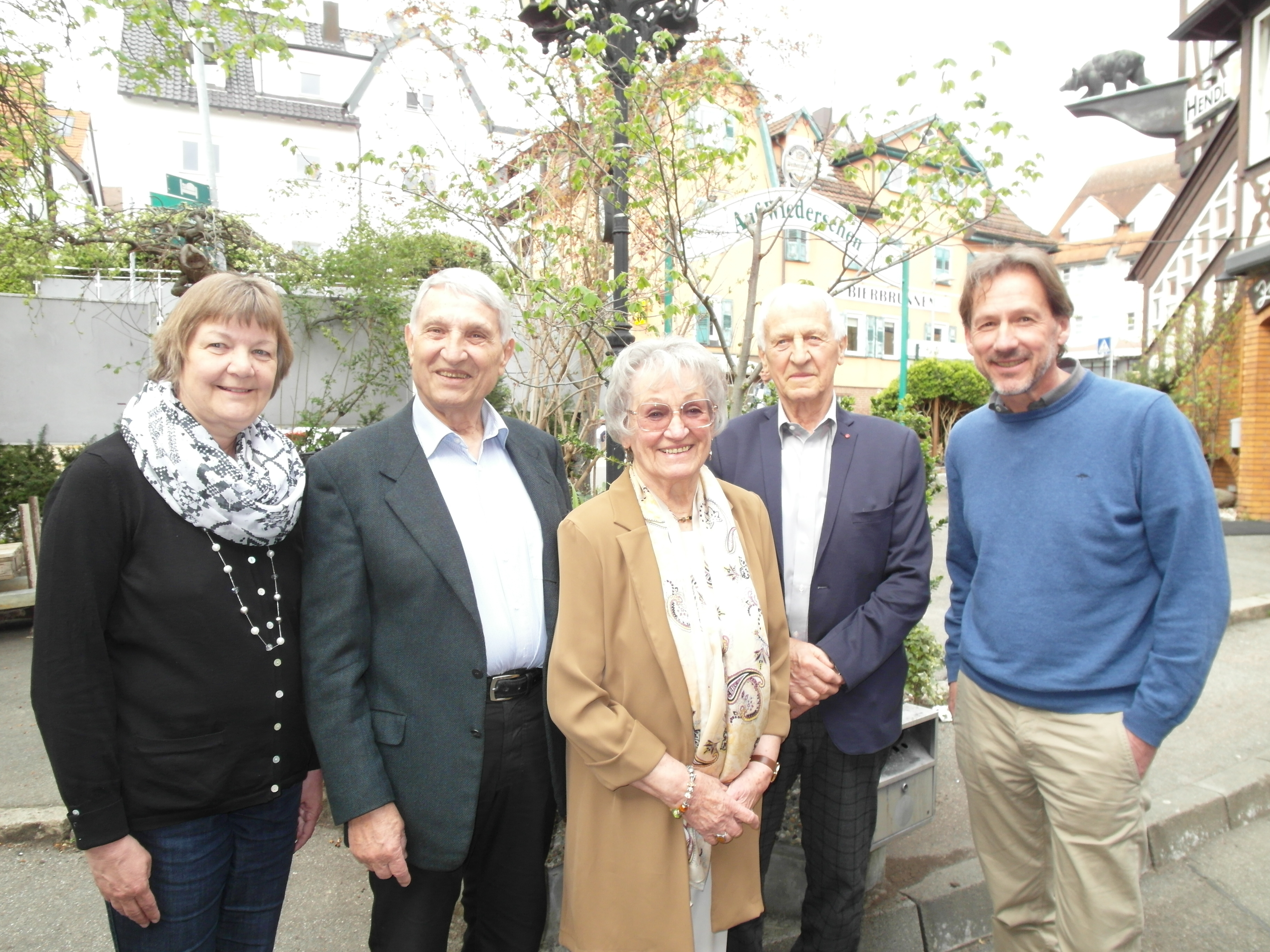 Vor dem Böblinger Bären-Kino (von links): Gabriele Wörner (Vorsitzende des Böblinger Kreisseniorenrats), Heinz Flemming, Anita Heck, Waldemar Flemming, Jürgen Heck.    Bild: Staber