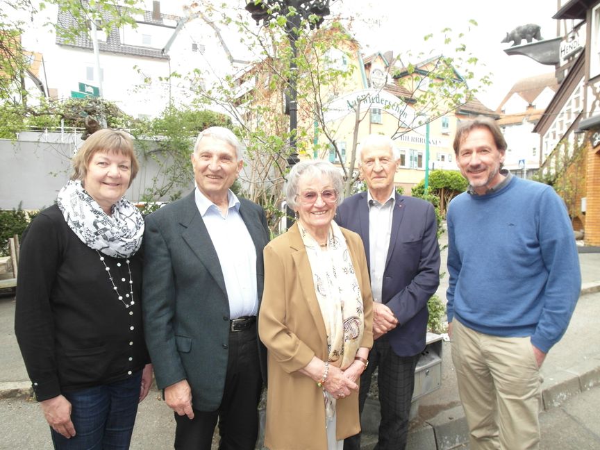 Vor dem Böblinger Bären-Kino (von links): Gabriele Wörner (Vorsitzende des Böblinger Kreisseniorenrats), Heinz Flemming, Anita Heck, Waldemar Flemming, Jürgen Heck.    Bild: Staber