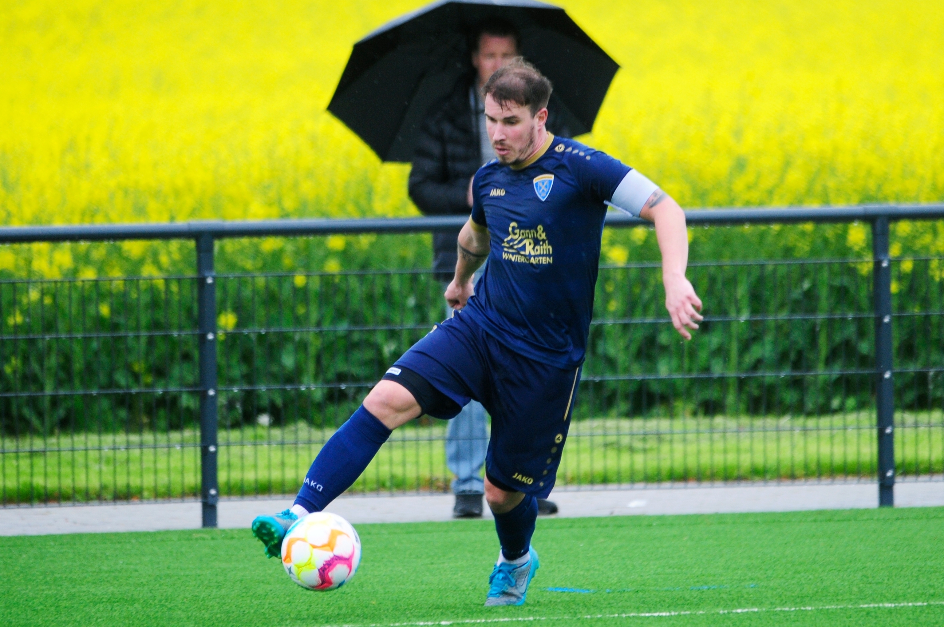 Rapsfeld, Regenschirm und Simon Lindner am Ball: Beim TV Darmsheim läuft es wie gemalt.      Bild: Photostampe