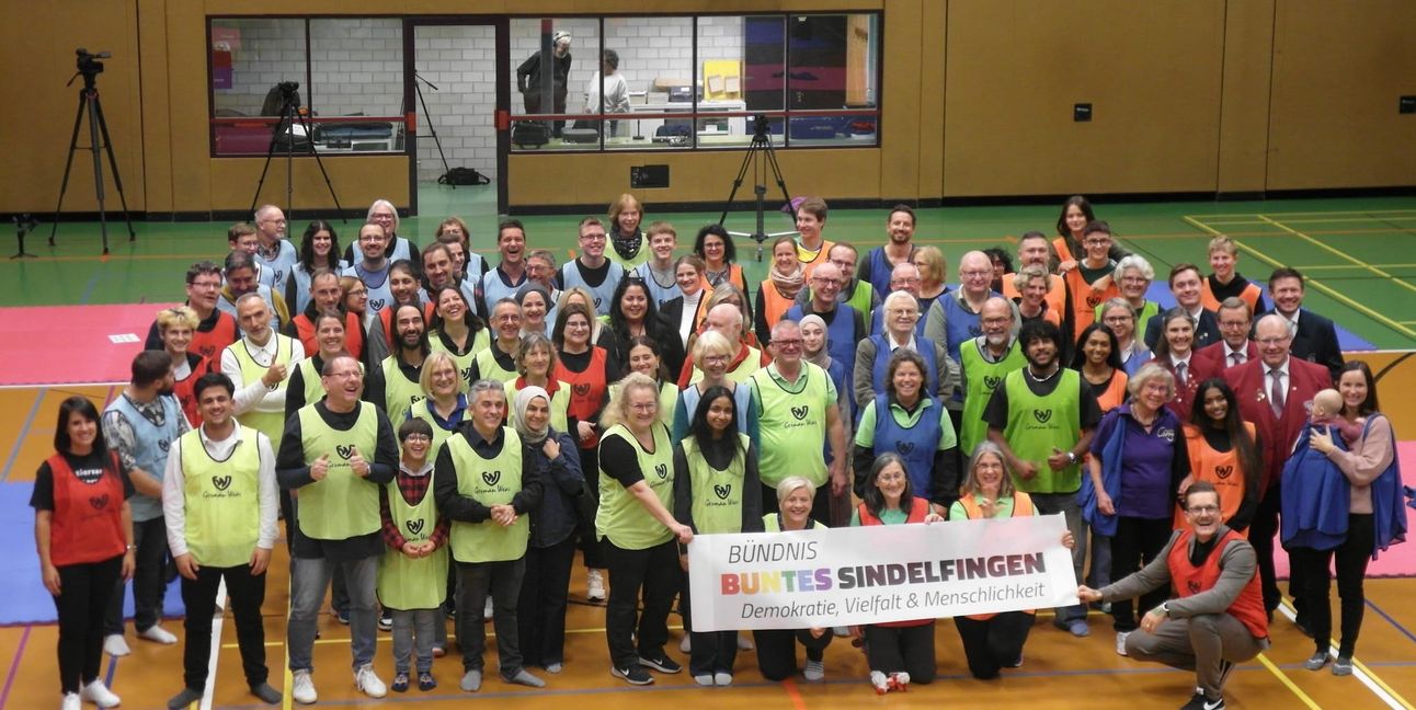 Die Teilnehmer des Videos in der Sporthalle des Maichinger Unterrieden-Gymnasiums.