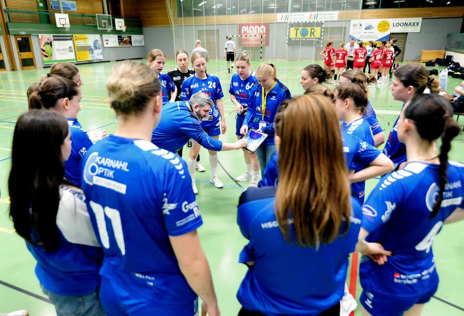 Coach Mischa Herok hat viel Redebedarf mit seinen  Spielerinnen bei der Partie gegen Herbrechthingen.
