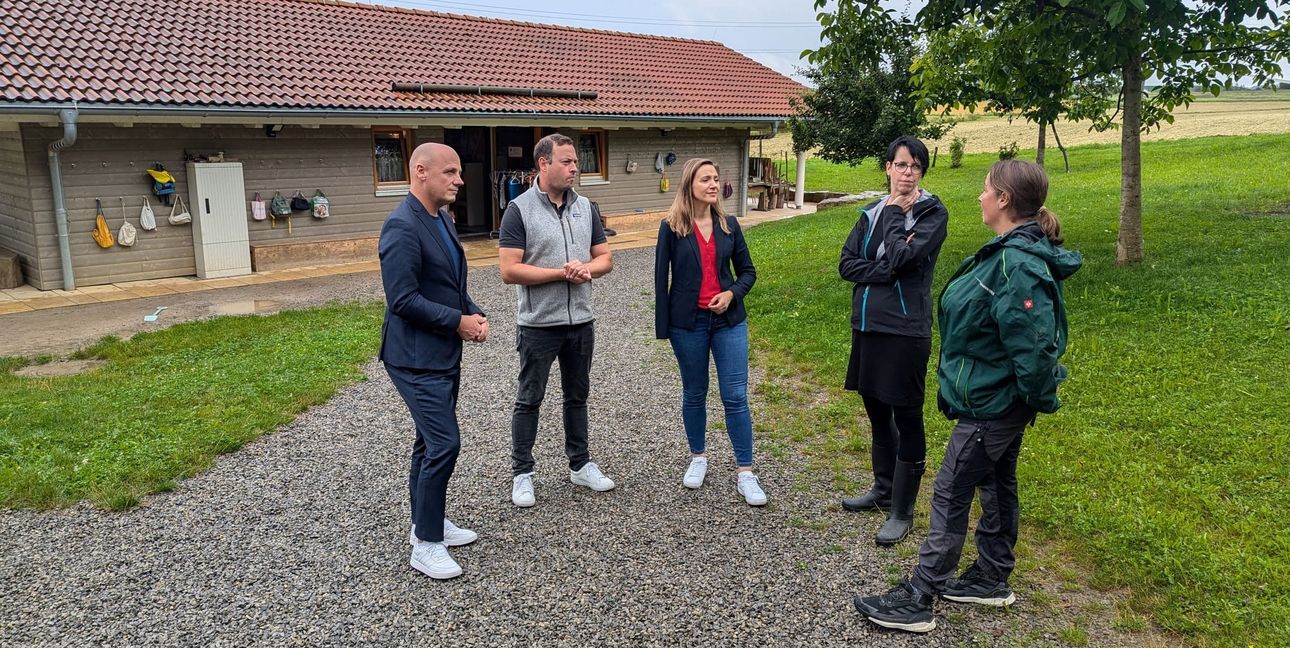 Die SPD-Bundestagsabgeordnete Jasmina Hostert (Mitte) und der Landtagsabgeordnete Daniel Born (Erster von links) mit Bürgermeister Lukas Rosengrün, Andrea Stierle und Petra Lademann.