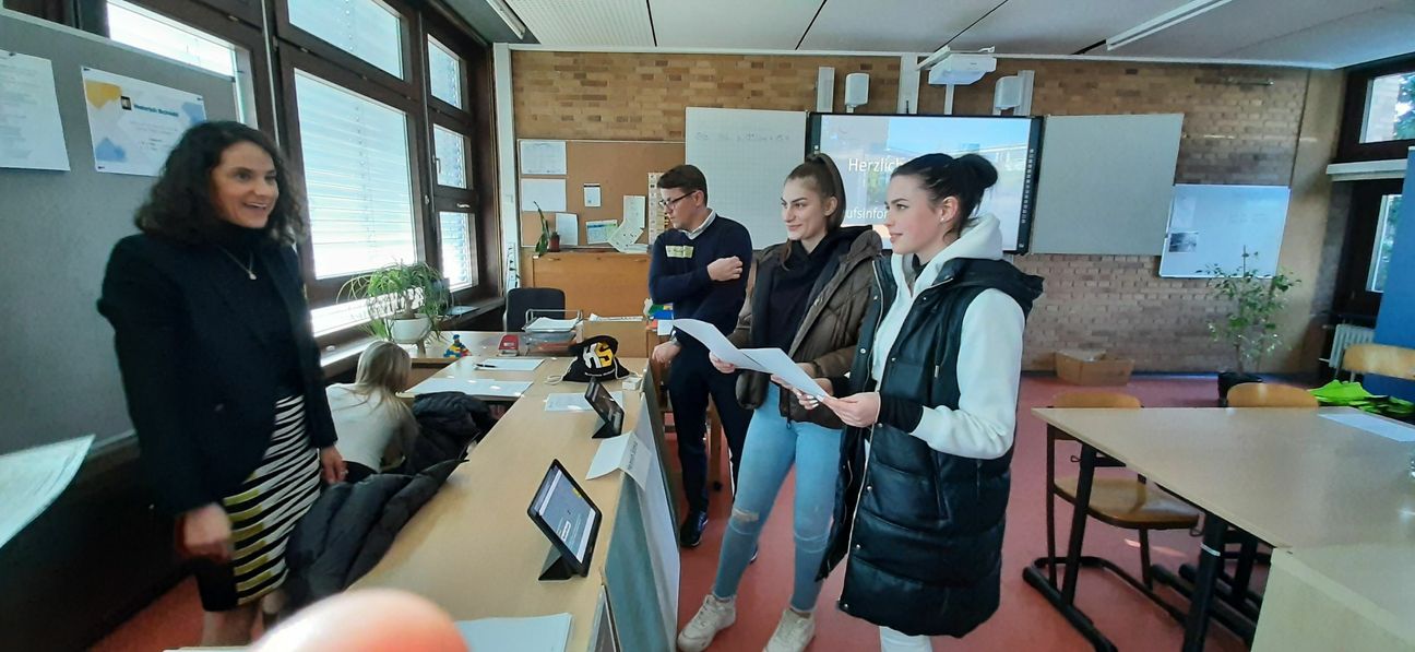 Die Schülerinnen Dana Waische (rechts) und Katerina Kyriakidiou (Zweite von rechts) informierten sich bei Julia Ruckaberle am Stand des Unternehmens Heinrich Schmid. Bild: Elbers