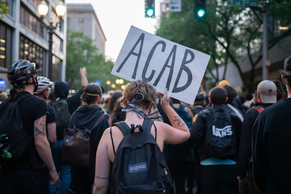 Bei Demonstrationen oder als Graffiti sieht man "ACAB" relativ häufig.
