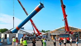 Die neue Fruchtsäule auf dem Wasen wurde am Mittwoch aufgebaut.