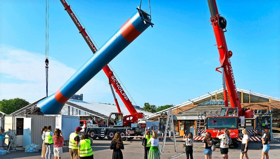 Die neue Fruchtsäule auf dem Wasen wurde am Mittwoch aufgebaut.
