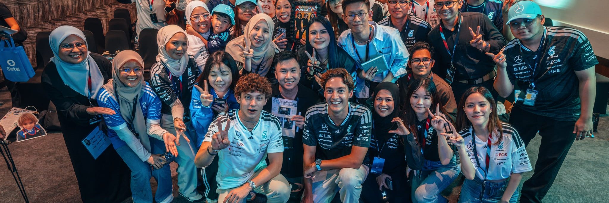 George Russell und Kimi Antonelli mit der Petronas-Belegschaft.