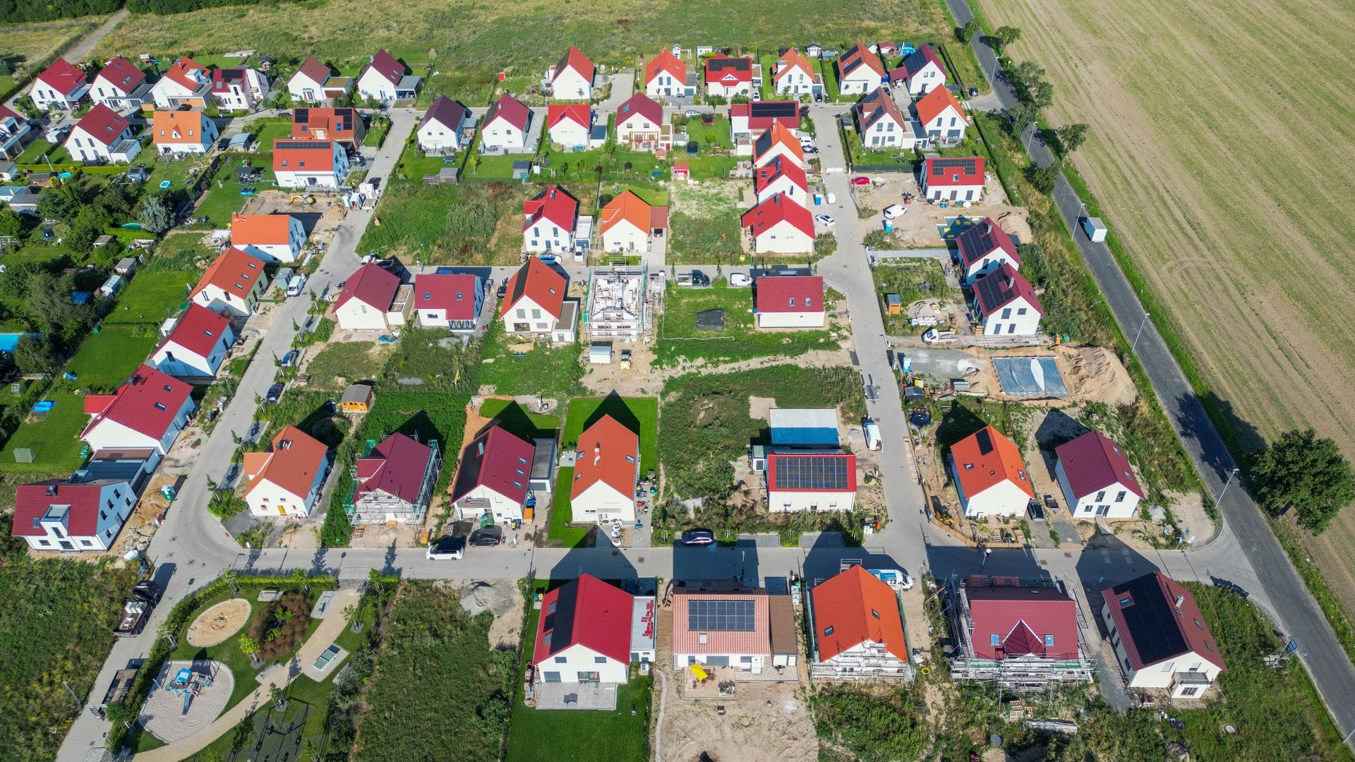 Bei den Kaufpreisen für Immobilien sehen Experten nur leichte Zuwächse in den meisten Regionen (Archivbild).