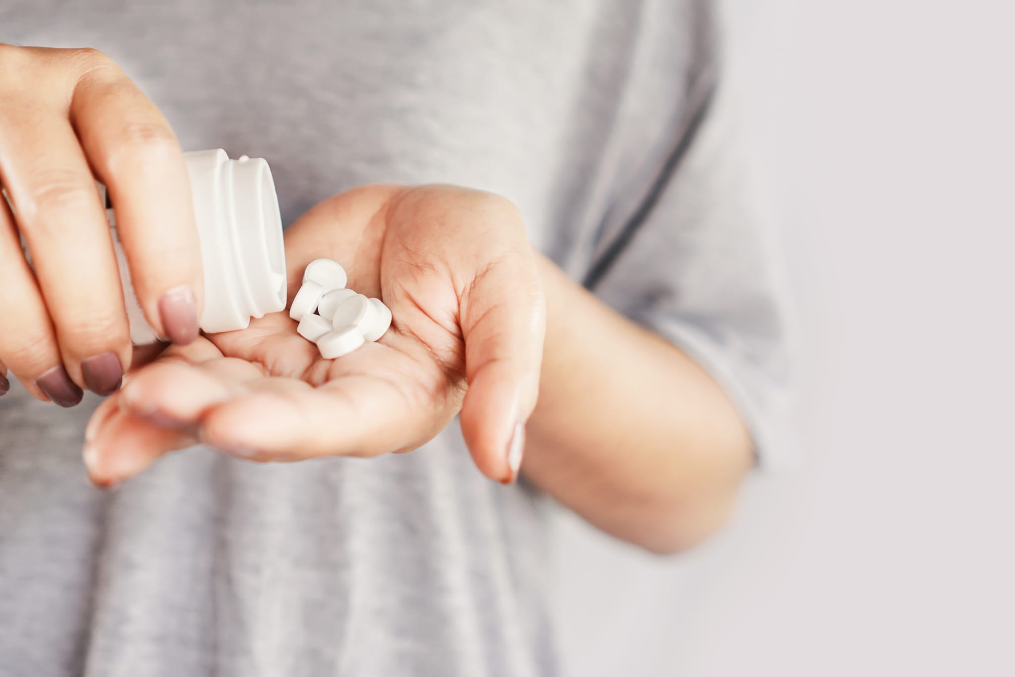 Tabletten sind alles andere als harmlose Bonbons. Bild: Adobe Stock / doucefleur