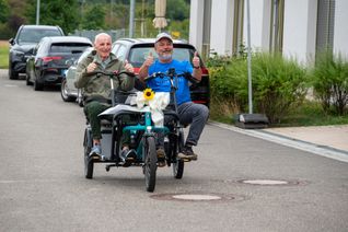 Dieter Hellstein dreht mit Fahrer Tilman Huber die erste Runde auf dem „Allmend-Rädle“. Bild: Nüßle