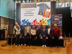 Veranstalter und Sponsoren freuen sich auf den Flugfeld Giro (von links): Axel und Karen Stahl (Event Service Stahl), Christian Kaiser (Lembergerland Kellerei Rosswag), Patrick Wagner (Kreissparkasse Böblingen), Hannah Kussel (Flugfeld), Fabi Germann (Bikes n‘ Boards), Alfred Bauser (AOK Stuttgart – Böblingen), Dr. Karl Peter Hoffmann (Stadtwerke Sindelfingen), Andreas Morlok (RSV Öschelbronn).