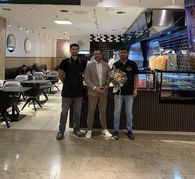 Center Manager begrüßt Niazi Döner in den Mercaden Böblingen. Bild: Sonae Sierra