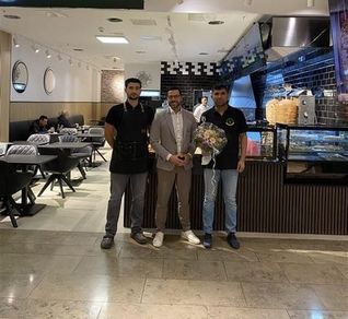 Center Manager begrüßt Niazi Döner in den Mercaden Böblingen. 	Bild: Sonae Sierra