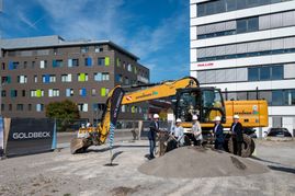 Symbolisch zum Spaten griffen Klaus Betz (Geschäftsführer Zweckverband Flugfeld Böblingen/Sindelfingen), Oberbürgermeister Dr. Stefan Belz (Böblingen), Oberbürgermeister Markus Kleemann, Samuel Spaltner (B+B Parkhaus) und Thomas Uetz (Goldbeck, ausführend
