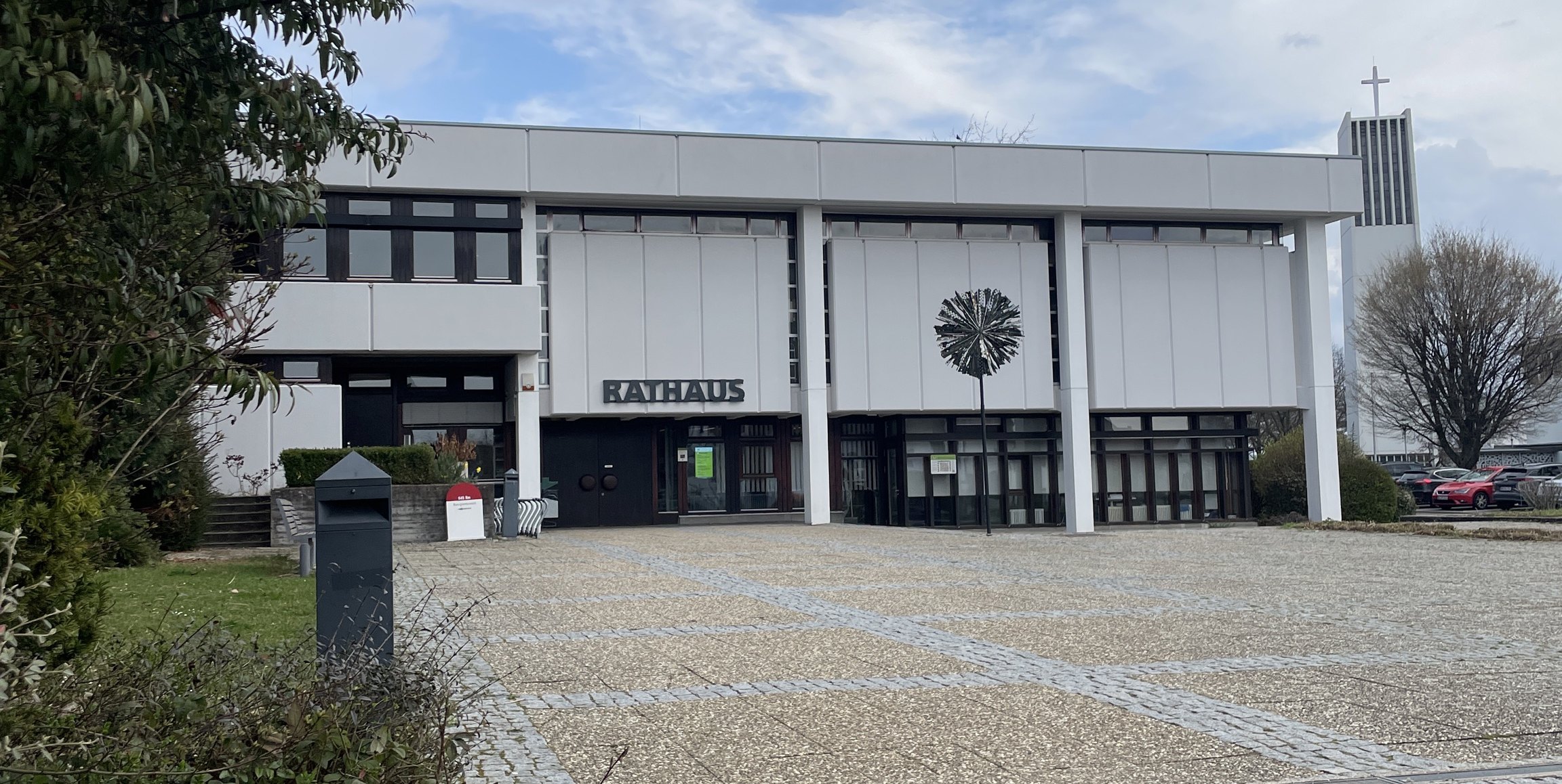Der Briefkasten befindet sich neben der Eingangstür.