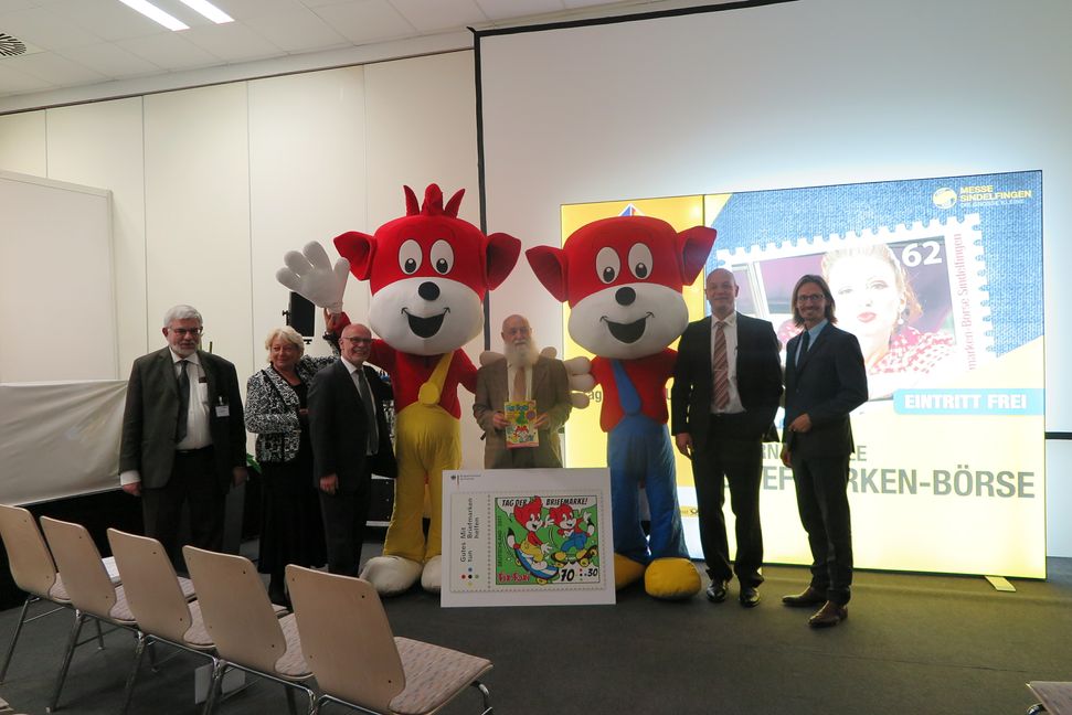 Michel-Chefredakteur Oskar Klan, Hugo-Michel-Förderpreis Gewinnerin Sybille Pudek, Hellmut Dallei von der Deutschen Post AG, Dieter Schaile, Vorsitzender des LSW, Ralph Michael Hohenstein, Geschäftsführer der Messe Sindelfingen und Sascha Dorday, Geschäftsführer der Wirtschaftsförderung Sindelfingen begrüßen „Fix und Foxi“ auf der Briefmarken-Börse (Bild: Groß)